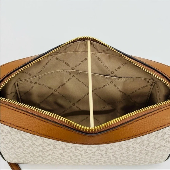 Michael Kors Large EW Crossbody Bag Vanilla Leather - Picture 11 of 13
